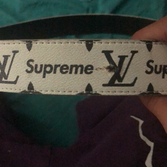 This is a Luis Vuitton supreme belt it is a collab - Picture 2 of 7
